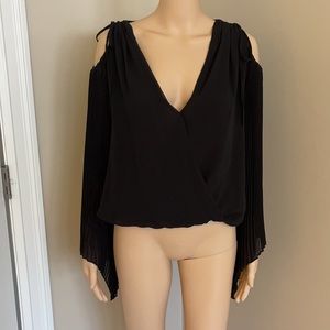 BeBe cold shoulder pleated sleeve top
